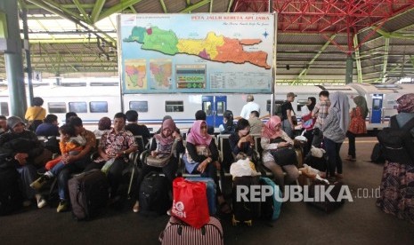   Suasana arus mudik calon penumpang kereta api di Stasiun Gambir, Jakarta, Jumat (1/7). (Republika/Rakhmawaty La'lang)