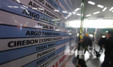   Suasana arus mudik calon penumpang kereta api di Stasiun Gambir, Jakarta, Jumat (1/7). (Republika/Rakhmawaty La'lang)