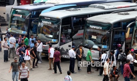 Suasana arus mudik di Terminal Kampung Rambutan, Jakarta TImur, Ahad (3/7). 