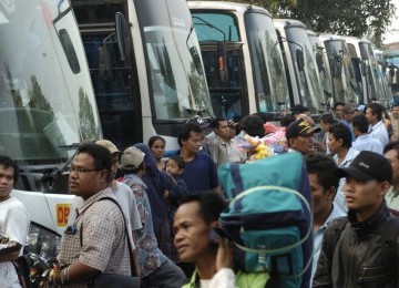 Suasana arus mudik di Terminal Pulo Gadung, Jakarta Timur, mulai terasa, meski belum melonjak, Jumat (19/8). Lonjakan arus mudik di terminal antarprovinsi ini terjadi pada H-4.