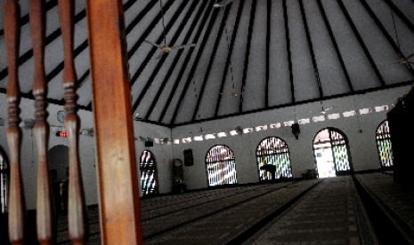 Suasana bagian dalam Masjid Said Naum.