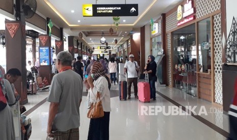  Suasana Bandara Internasional  Adisutjipto, Ahad (9/6).