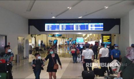 Suasana Bandara Internasional Soekarno-Hatta pada musim arus balik liburan akhir tahun, Ahad (3/1).