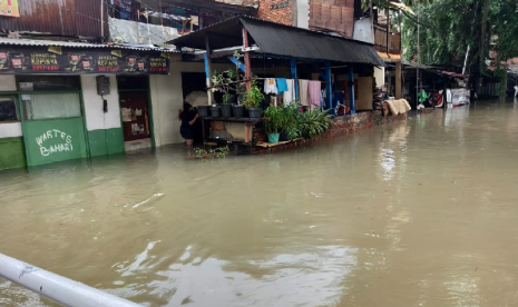 Suasana banjir di depan Jalan Pemuda IIA, Rawamangun, Jakarta Timur, Selasa (25/2).