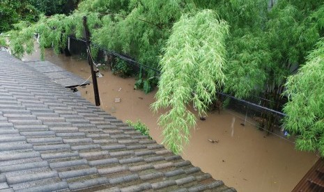 Suasana banjir di kawasan Jatipadang, Pasar Minggu, Jakarta Selatan, Rabu (1/1) pagi.