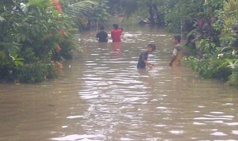 Suasana banjir di komplek Total Persada Raya Tangerang. Ratusan warga masih terkepung air bah hingga Rabu (16/1) ini. 