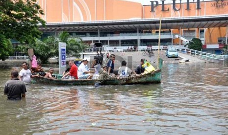 Suasana banjir yang merendam Pluit Village di kawasan Penjaringan, Jakarta Utara, Ahad (20/1). (Republika/Rakhmawaty La'lang)