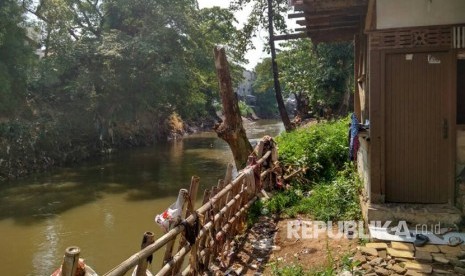 Suasana Bantaran Sungai Ciliwung di Bukit Duri RT 3 dan 4 usai sejumlah warganya pindah ke Rumah Susun Rawa Bebek, Rabu (21/6).