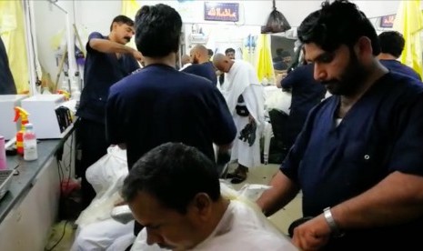 Suasana Barber Shop di kompleks Masjidil Haram, Makkah. 