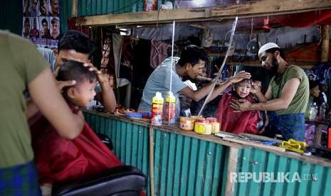 Suasana barbershop darurat di kamp pengungsi Rohingya Balukhali, Bangladesh.