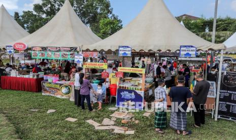 Suasana bazar makanan Batam Wonderfood Ramadhan di Batam, Kepulauan Riau, Selasa (14/4/2021). 