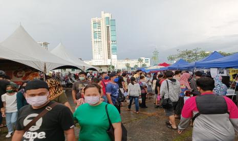 Suasana bazar Ramadhan di Sibu, Sarawak, Malaysia, Senin (4/4/2022). Hujan Deras tidak Menyurutkan Semangat Warga Sibu Ramaikan Bazar Ramadhan