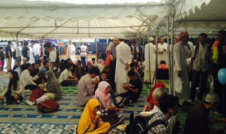 Suasana bazar selepas shalat Idul Adha di Masjid Kobe, Jepang, Jumat (1/9). 