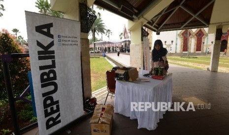 Suasana Bazar yang diselenggaraan di pelataran Masjid At-tin, Jakarta Timur, Jumat (30/12). Bazar tersebut diadakan dalam rangka memeriahkan Dzikir Nasional 2016 yang diadakan oleh Harian REPUBLIKA