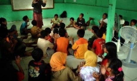 Suasana belajar di sekolah Bina Insan Mandiri atau Sekolah Master (Masjid Terminal) yang terletak di sisi barat terminal Depok, Jawa barat.