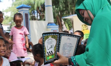 suasana belajar iqra, teori dasar membaca alquran, yang diselenggarakan Komunitas Muslimah Kajian Islam bekerjasama dengan al faatih kaaffah nusantara di bibir pantai laut Raja Ampat