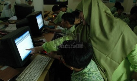  Suasana belajar komputer di kelas.   (ilustrasi)