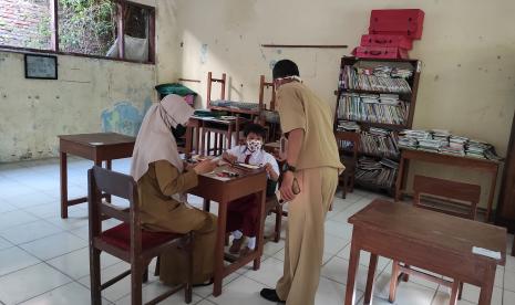 Suasana belajar mengajar di ruang kelas I SDN Sriwedari 197 di Laweyan, Surakarta, Jawa Tengah.