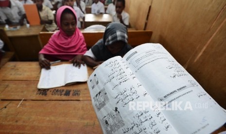 Suasana belajar mengajar kelas 1 di SD Athahiriyah Yapis Walesi, Wamena, Kabupaten Jayawijaya, Papua, Senin (27/7). Setelah libur panjang Hari Raya Idul Fitri 1436 H, kini siswa-siswi telah memasuki masa aktif ajaran baru 2015-2016. 