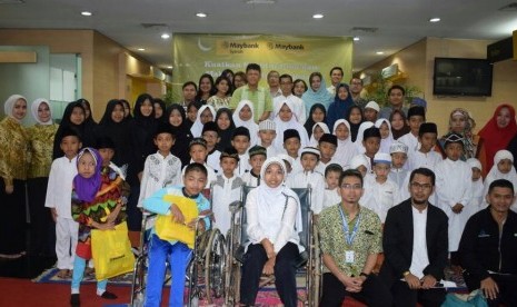 Suasana berbagi dengan ayak yatim, dhuafa dan difabel yang digelar Maybank Syariah di Bandung, Jumat (16/6).