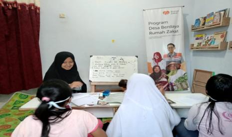 Suasana berbeda nampak terlihat di Rumah Belajar Sinar Sore. Hal tersebut karena adanya papan tulis baru yang menunjang kegiatan pembelajaran di tempat tersebut. Jika sebelumnya pembelajaran menggunakan papan tulis gulung yang jika terkena angin jadi goyang goyang sekarang menggunakan papan tulis white board portabel.