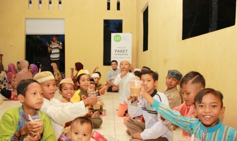 Suasana berbuka puasa bersama di Kampung Bulak Tanggul, Desa Pantai Harapan Jaya, Kecamatan Muara Gembong, Kabupaten Bekasi.