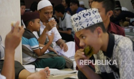 Suasana berbuka puasa bersama di Masjid Hubbul Wathan di Kompleks Islamic Center Nusa Tenggara Barat (NTB), Kota Mataram. Setiap hari tersedia ratusan takjil dan paket makanan di Masjid Hubbul Wathan. 