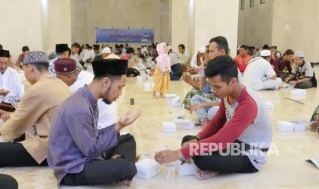 Suasana berbuka puasa bersama di Masjid Hubbul Wathan di Kompleks Islamic Center Nusa Tenggara Barat (NTB), Kota Mataram, Sabtu (19/5). Setiap hari tersedia ratusan takjil dan paket makanan di Masjid Hubbul Wathan. 