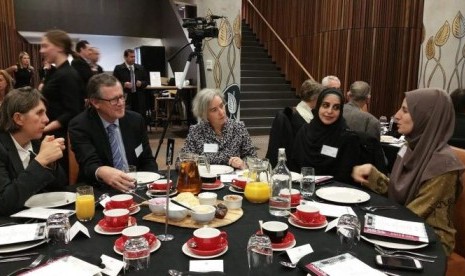 Suasana berbuka puasa bersama warga non Muslim digelar di Deakin University, Melbourne.