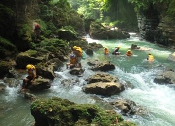 Suasana body rafting