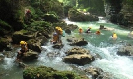 Suasana body rafting