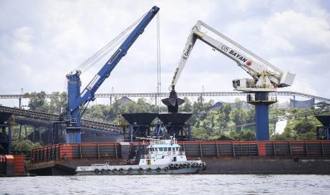 Suasana bongkar muat batu bara di Balikpapan, Kalimantan Timur, Jumat (7/10/2022). Kementerian Energi dan Sumber Daya Mineral (ESDM) mencatat pada bulan September 2022, Penerimaan Negara Bukan Pajak (PNBP) dari sektor minerba mencapai Rp130 triliun. 