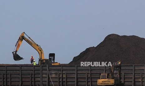 Suasana bongkar muat batubara di pelabuhan Cirebon, Jawa Barat.