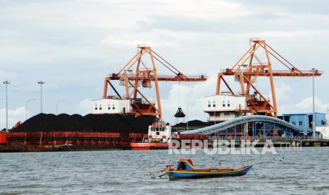 Suasana bongkar muat batu bara di Kabupaten Jeneponto, Sulawesi Selatan, Sabtu (12/2/2022). Kementerian ESDM berencana menaikan kuota Domestic Market Obligation (DMO) Batu bara yang semula 25 persen dari total produksi naik menjadi 30 persen dari total produksi.