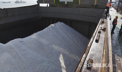 Carrying a total of 27,500 tons of imported salt from Australia, MV Golden Kiku arrives at Tanjung Perak port, Surabaya, East Java on August 12, 2017.