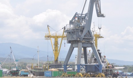 Suasana bongkar muat peti kemas di Kawasan Ekonomi Khusus (KEK) Palu di Pantoloan, Palu, Sulawesi Tengah, Kamis (15/11/2018).