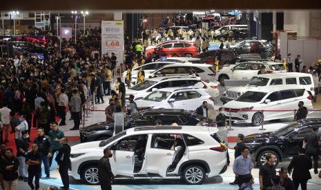 Suasana booth Danamon, Adira Finance dan MUFG pada Gelaran IIMS 2023 di JIExpo, Kemayoran, Jakarta, Kamis (16/2/2023). Danamon bersama Adira Finance dan didukung oleh MUFG menegaskan komitmen membangun ekosistem pembiayaan yang kuat untuk membangkitkan industri otomotif Indonesia.