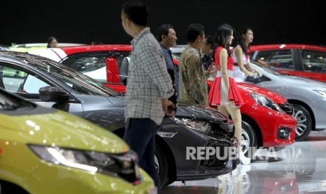 Suasana Booth HONDA pada pameran pameran Gaikindo Indonesia International Auto Show (GIIAS) 2017 di ICE BSD City, Tangerang, Banten, Kamis (10/8).