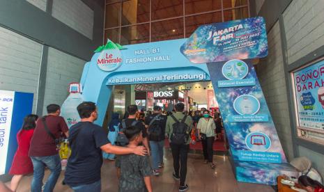 Suasana booth Le Minerale pada Pekan Raya Jakarta (PRJ) di JIExpo Kemayoran, Jakarta, Selasa (4/7/2023). 