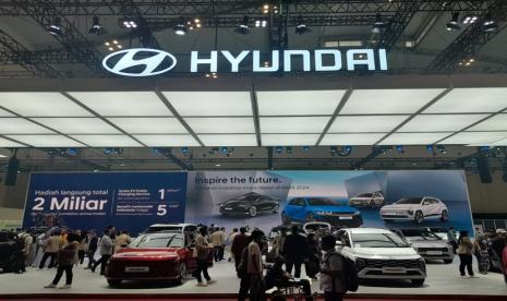 Suasana booth PT Hyundai Motors Indonesia (HMDI) di Hall 10-10B, ICE, BSD City, Tangerang, pada Pameran Otomotif GIIAS 2024, Senin (22/7/2024).