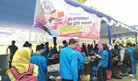 Suasana BSI Entrepreneur Fair 2016 di kampus AMIK BSI Pontianak.