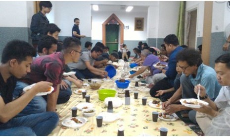 Suasana buka bersama di Masjid Indonesia Berlin sesaat setelah shalat Maghrib 