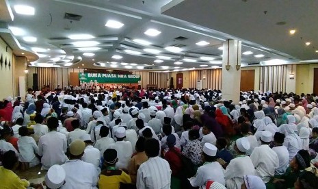 Suasana buka puasa bersama 1.000 anak yatim yang diadakan oleh NRA Group di Masjid At-Tin, Jakarta, Selasa (29/5).