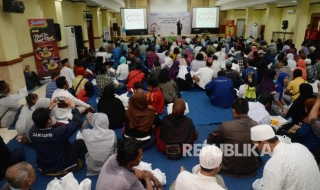 Suasana buka puasa bersama agen dan loper koran Republika di Aula SMKN 57 Jakarta, Kamis (23/6).  (Republika/ Yasin Habibi)