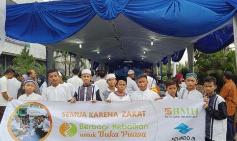 Suasana buka puasa bersama anak yatim dan dhuafa yang diadakan oleh BMH bekerja sama dengan PT Pelindo III.