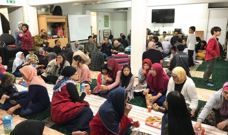 Suasana buka puasa bersama di musola di Utrecht, Belanda