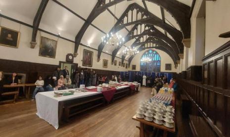 Suasana buka puasa bersama tahunan di sekolah menengah Blackburn, Lancashire, Inggris Queen Elizabeth Grammar School (QEGs), Ahad (2/4/2023). Kepala Sekolah Claire Gammon ikut berpuasa Ramadhan selama satu hari. Hormati Ramadhan, Kepala Sekolah di Inggris Ikut Berpuasa