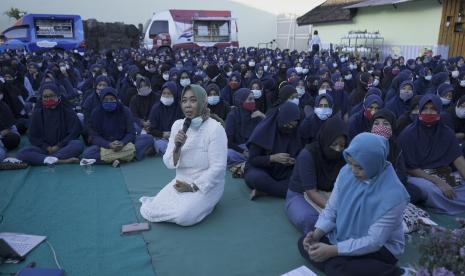 Suasana buka puasa bersama UMM dengan warga binaan Lapas Perempuan Malang.