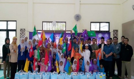 Suasana buka puasa bersama yang digelar PT Surveyor Indonesia di Pesantren Al-Kautsar Cibinong, Bogor, Jawa Barat, Selasa (28/6).   