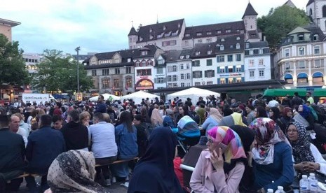 Suasana buka puasa di Basel.